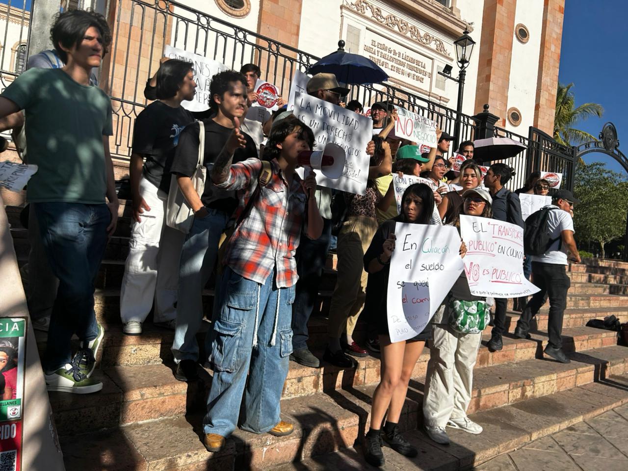 $!Protestan en Culiacán contra aumento al transporte público; exigen servicio digno y seguro