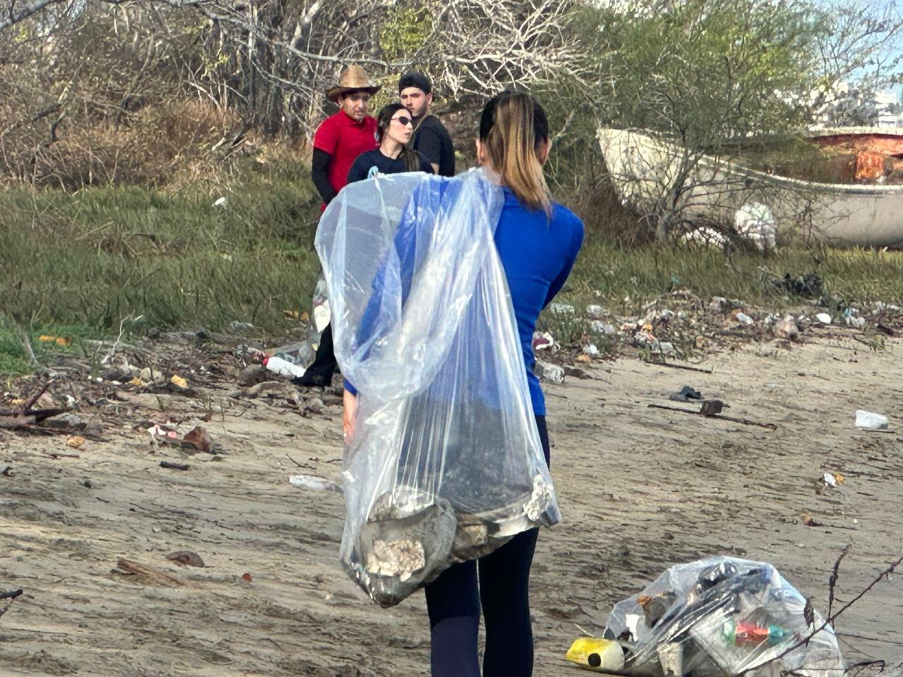 $!Recolecta MazConCiencia hasta 300 kilos de basura en manglar de la Isla de la Piedra