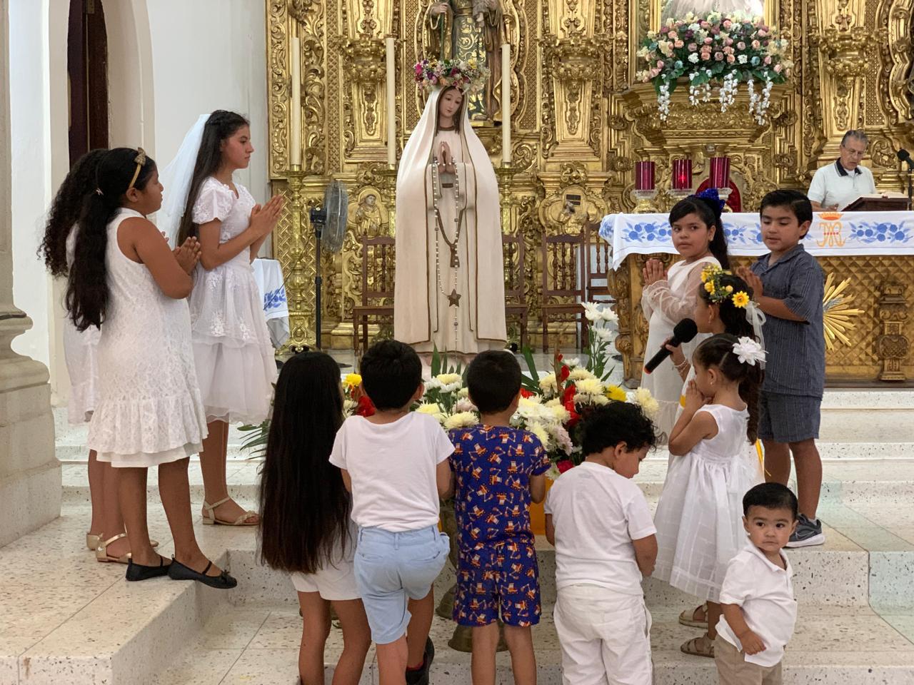 $!Coronan imagen de la Virgen María para cerrar mes de ofrecimiento de flores