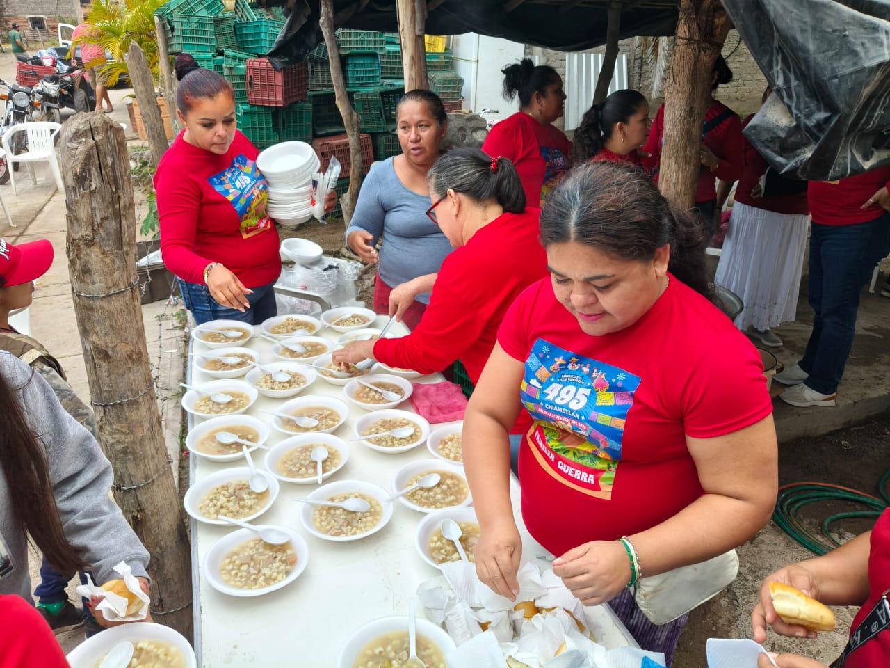 $!Los Guerra ofrecen el primer comelitón siguiendo el espíritu acogedor de su abuelita Margarita en Chametla