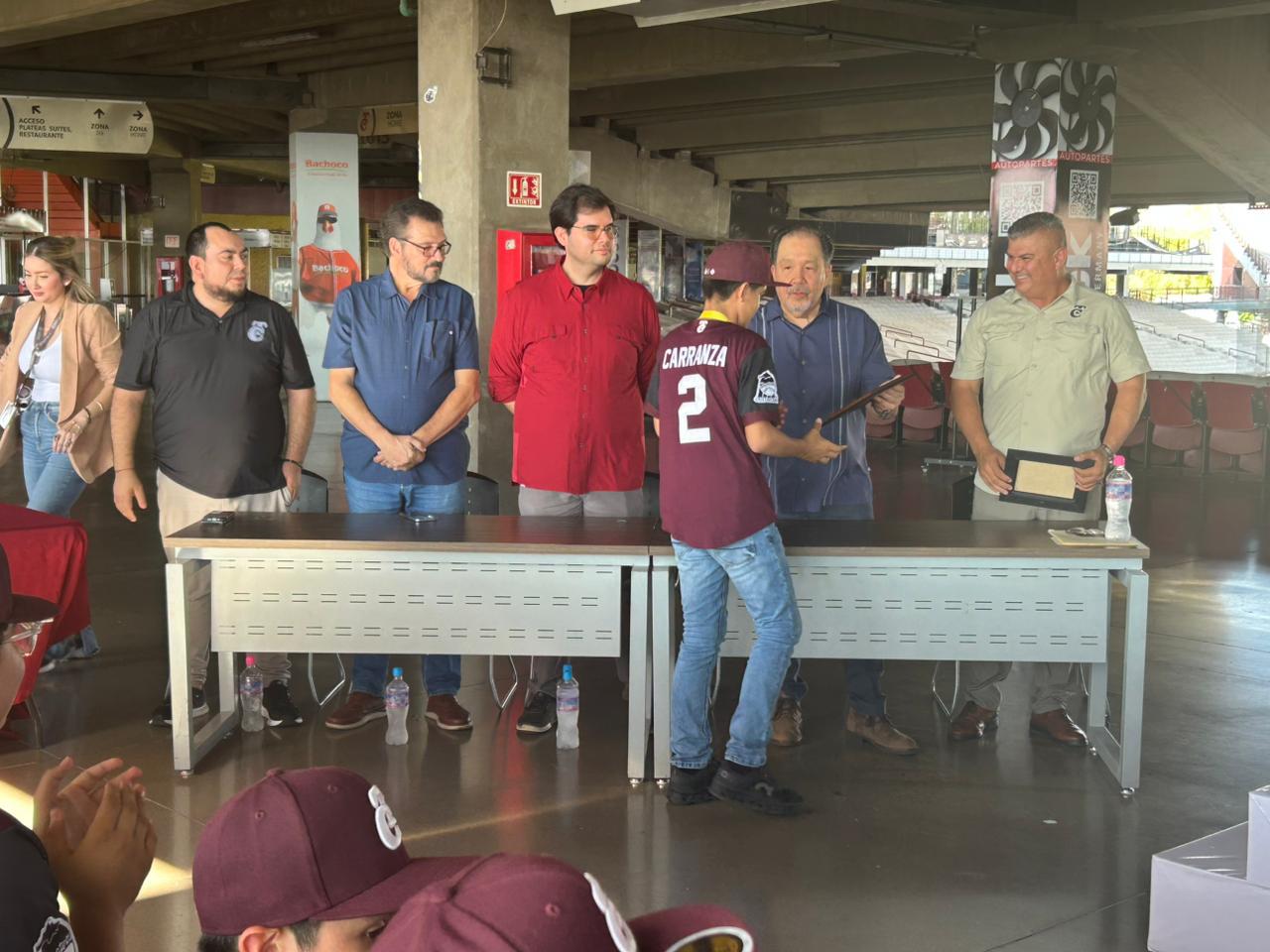 $!Recibe Club Tomateros a sus Tomateritos campeones tras triunfar en Ciudad Obregón