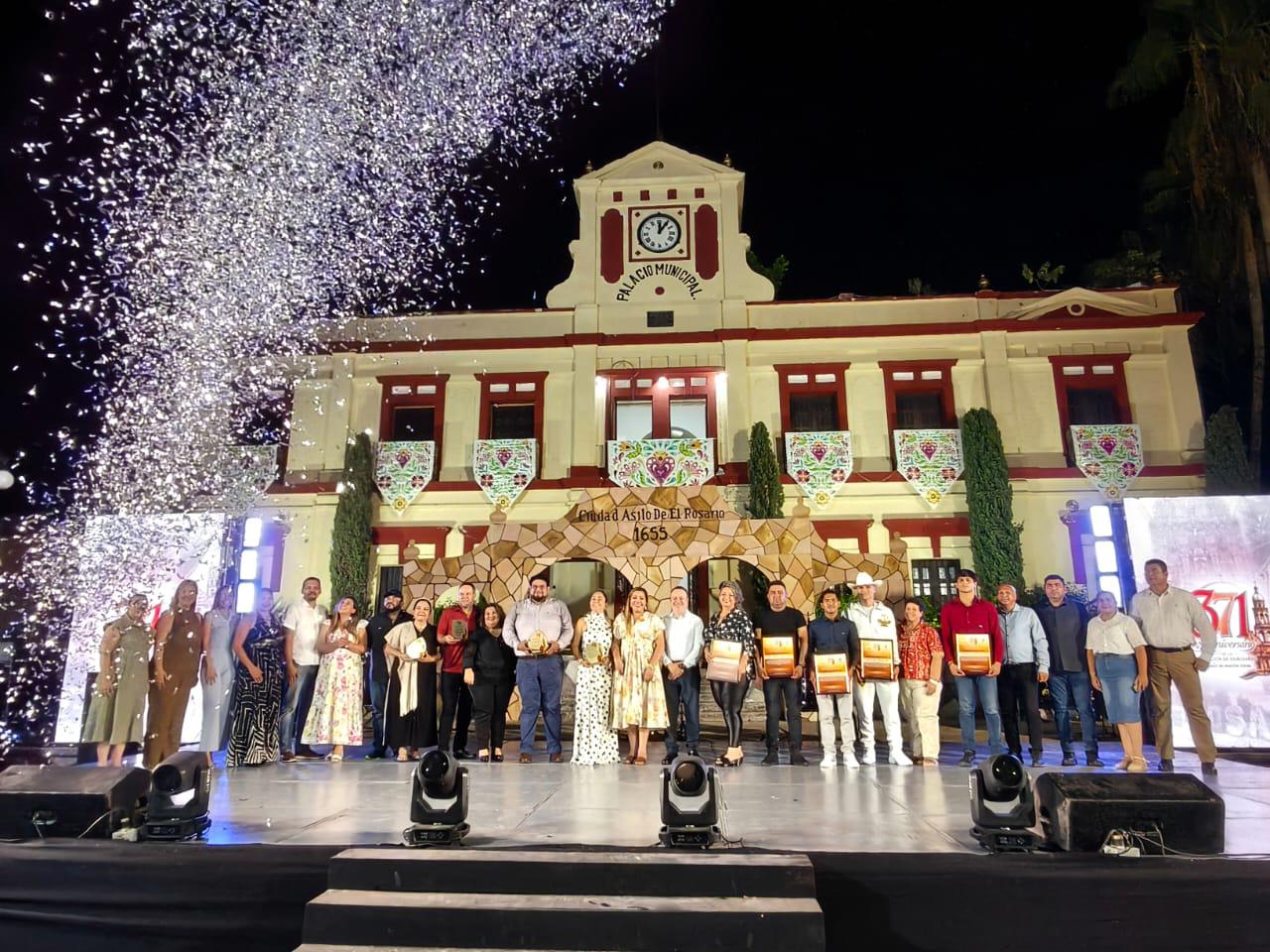 $!Con un espectáculo musical, homenajes y pirotecnia celebraron el 371 Aniversario de la fundación de El Rosario