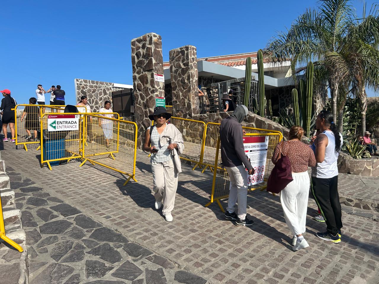 $!Aprovechan turistas vacaciones en Mazatlán para visitar El Faro