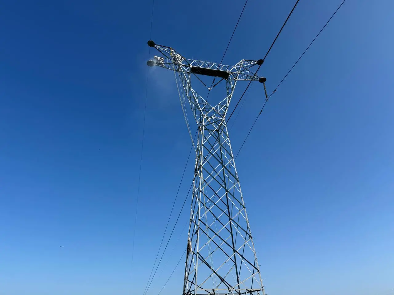$!CFE restablece servicio en el norte de Sinaloa