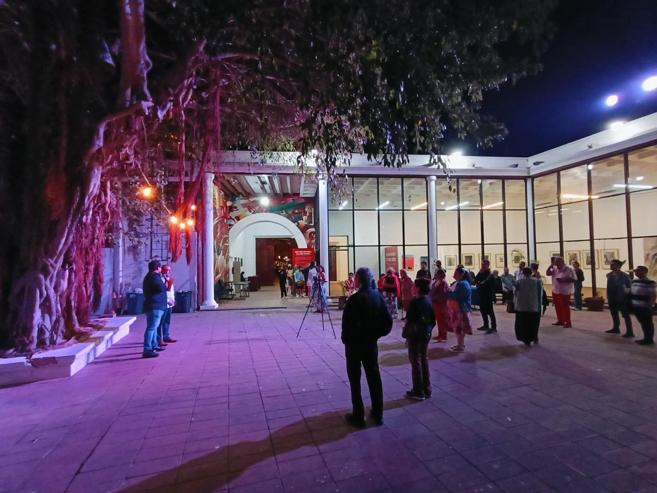 $!Asistentes al Museo de Arte de Mazatlán.