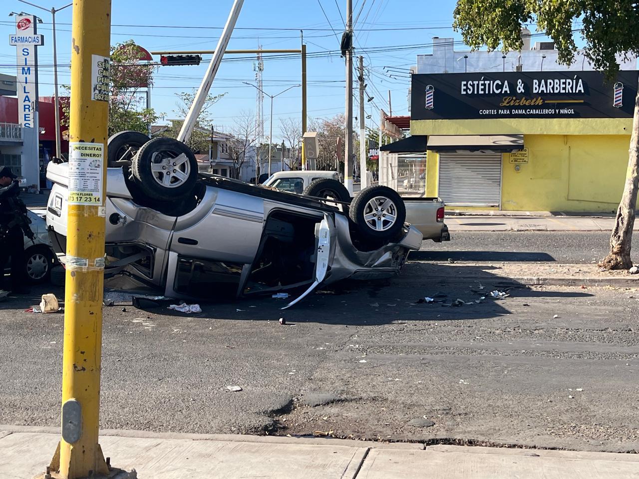 $!Choque provoca volcadura de un vehículo y deja a una mujer y un menor de edad heridos en Culiacán