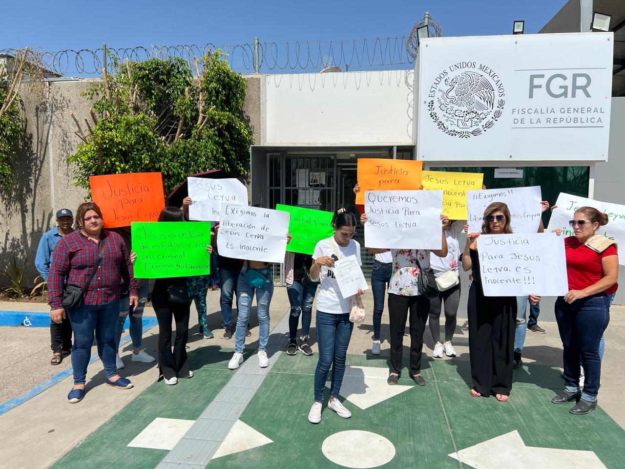 $!Acusan al Ejército de plantar armas y detener injustamente a Jesús, estudiante de imagenología en Culiacán