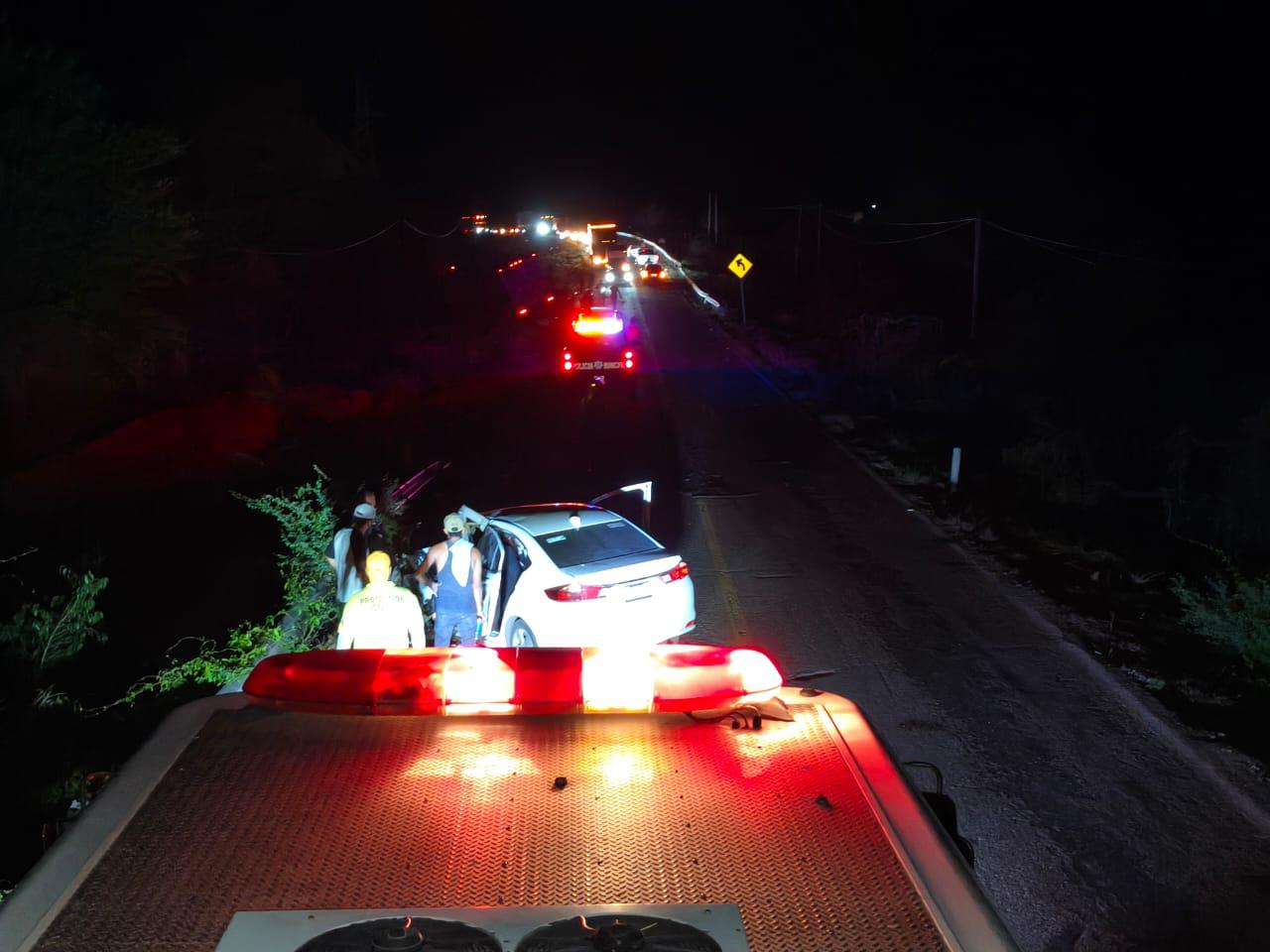 $!Conductor resulta herido tras aparatoso accidente entre vehículo y tráiler en Rosario
