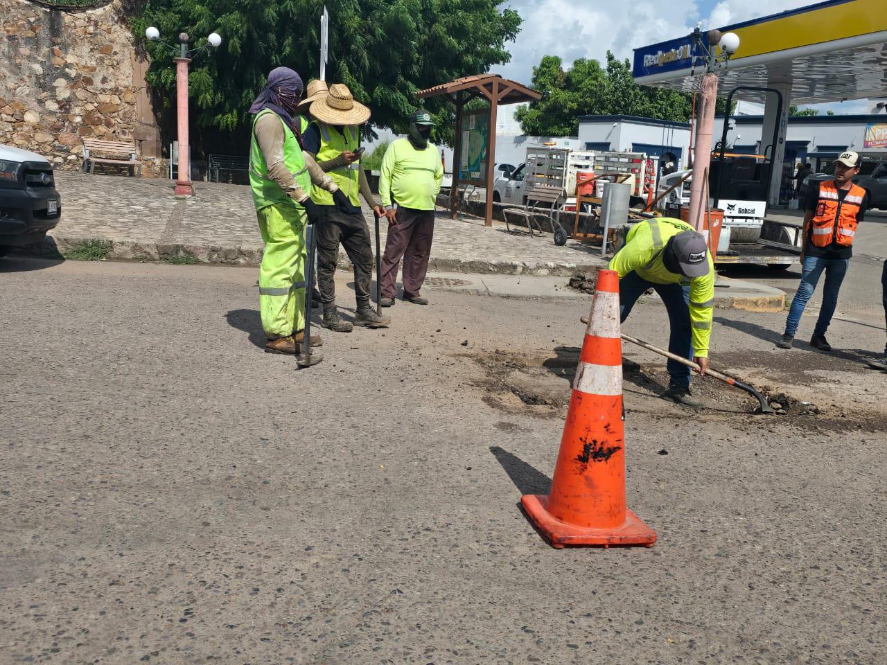 $!Obras Públicas atiende puntos críticos de baches en la ciudad y carretera de Rosario
