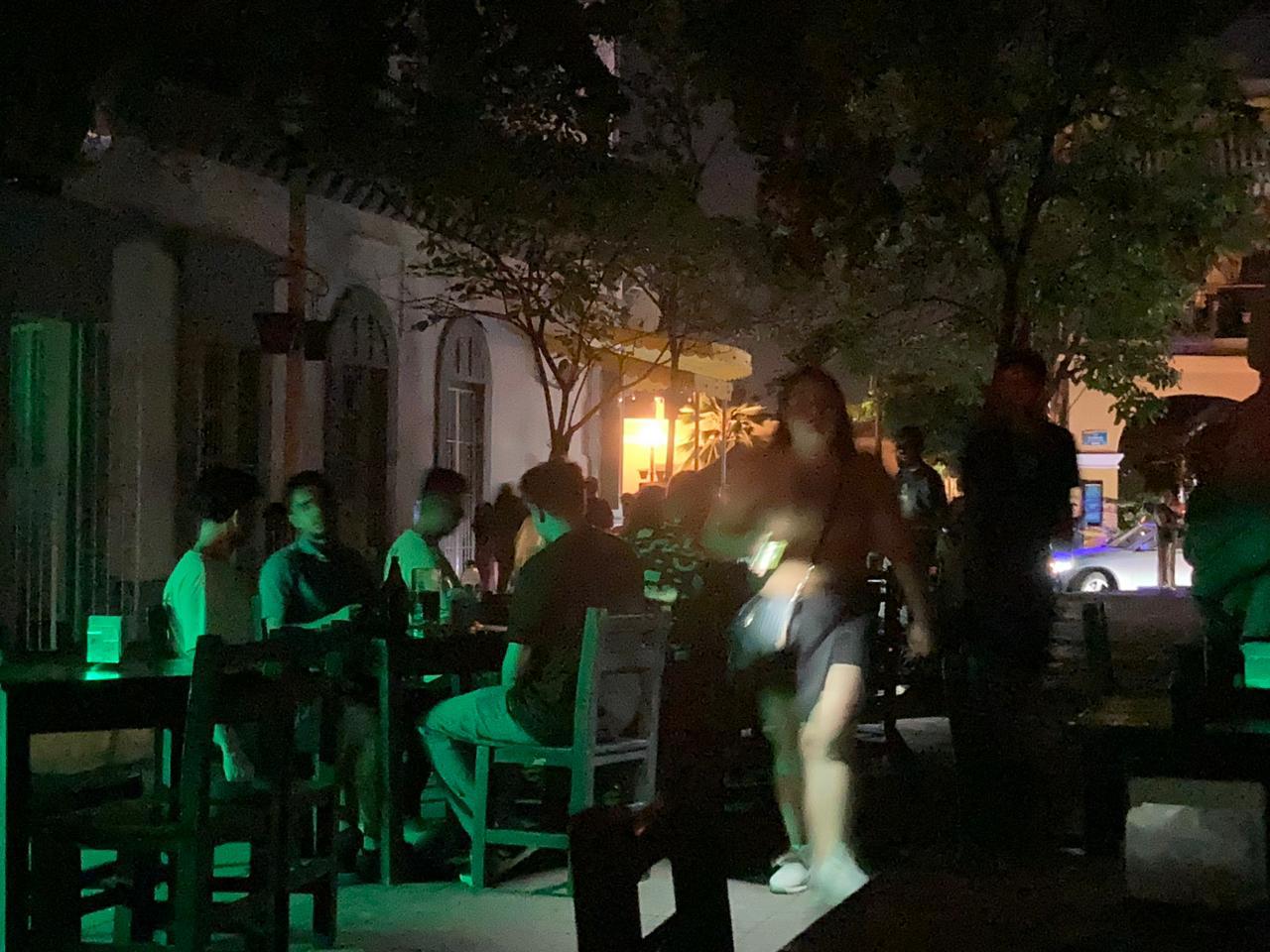 $!Más apagones en Mazatlán; se quejan familias y comerciantes del Centro