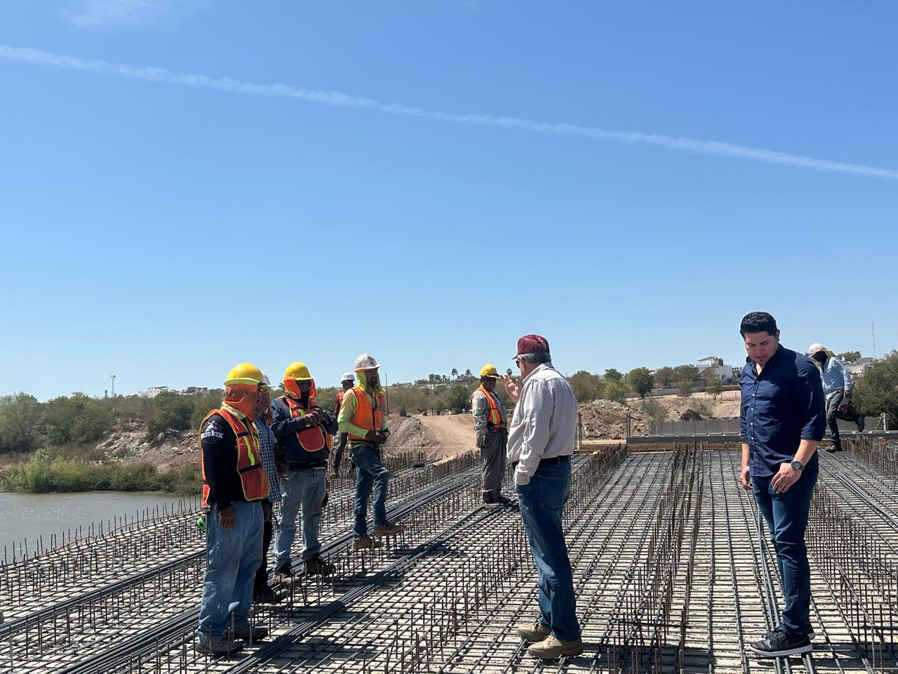 $!Supervisa Rocha Moya construcción del puente vehicular sobre el río Humaya