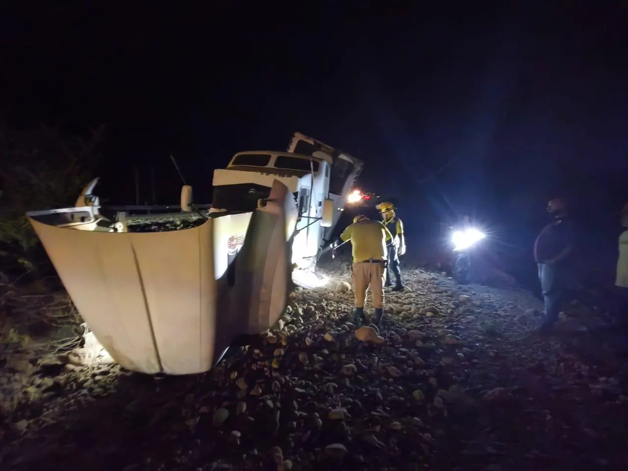 $!Conductor resulta herido tras aparatoso accidente entre vehículo y tráiler en Rosario