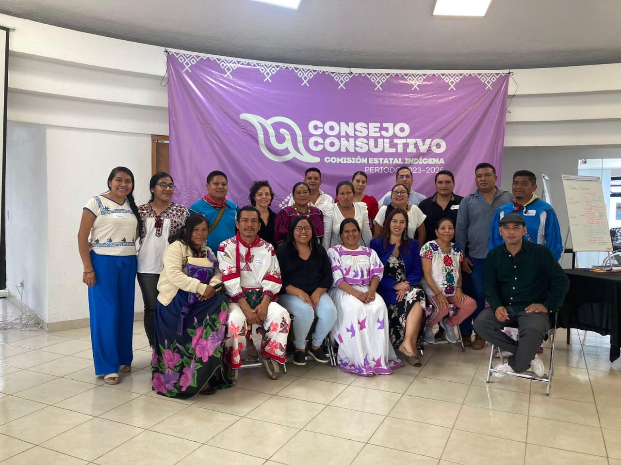 $!Higinio Trinidad formaba parte del Consejo Consultivo de la Comisión Estatal Indígena de Jalisco. En la imagen aparece con camisa blanca junto a la mujer de blusa roja.
