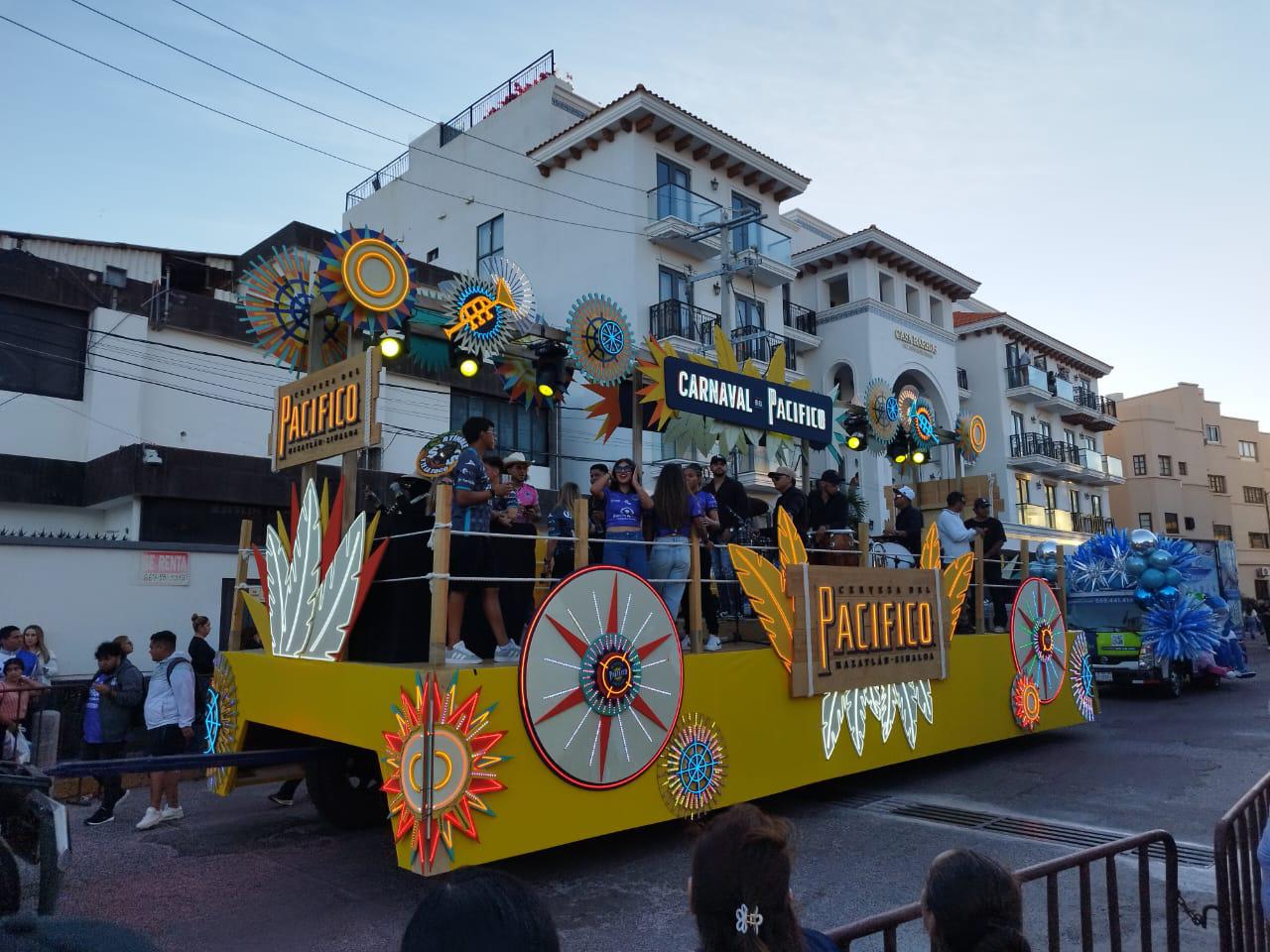 $!Viven ambiente de ‘Arriba la Tambora’ en Olas Altas durante el segundo desfile
