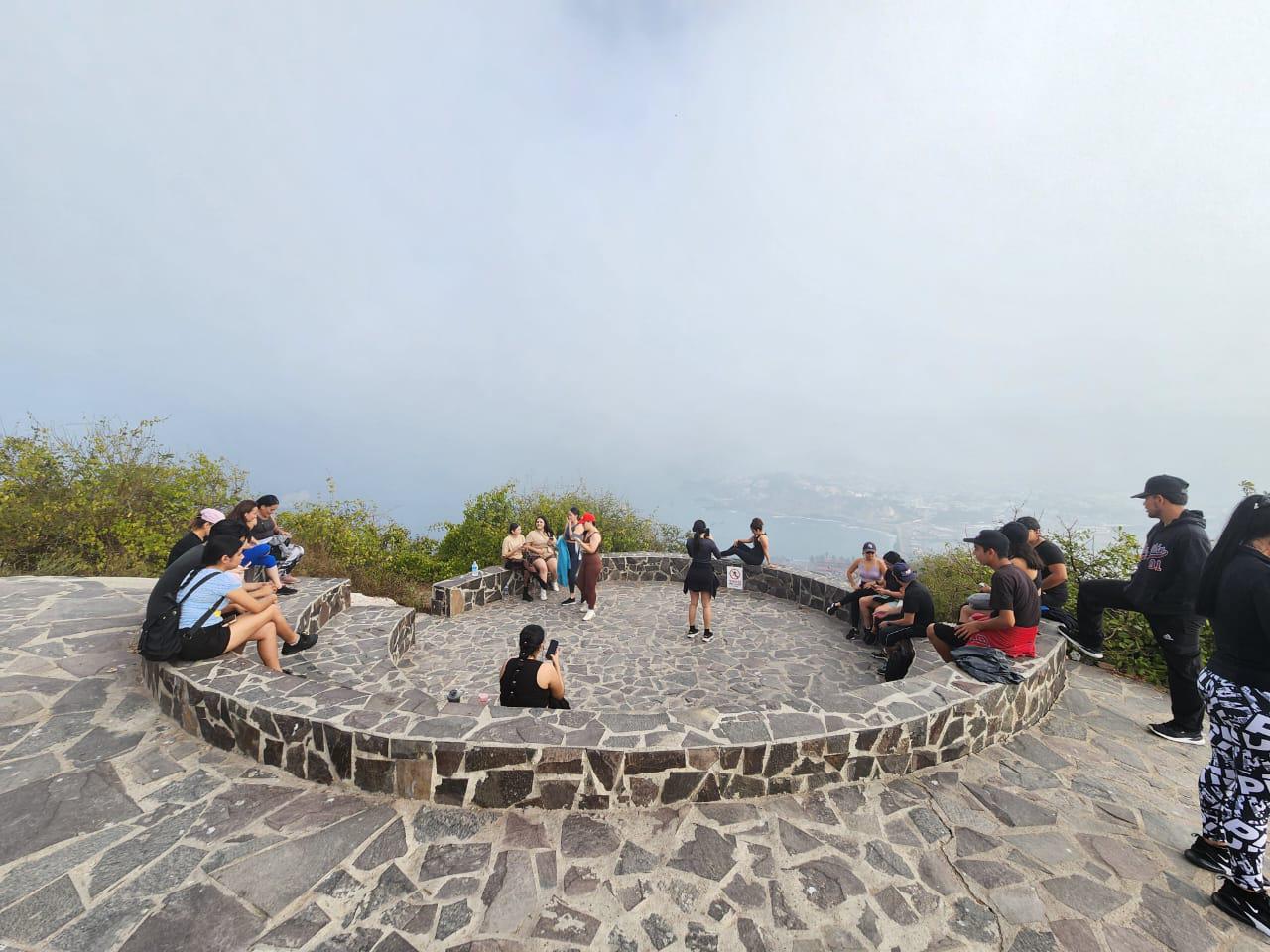 $!Pese a la niebla, visitantes no se pierden del faro de Mazatlán