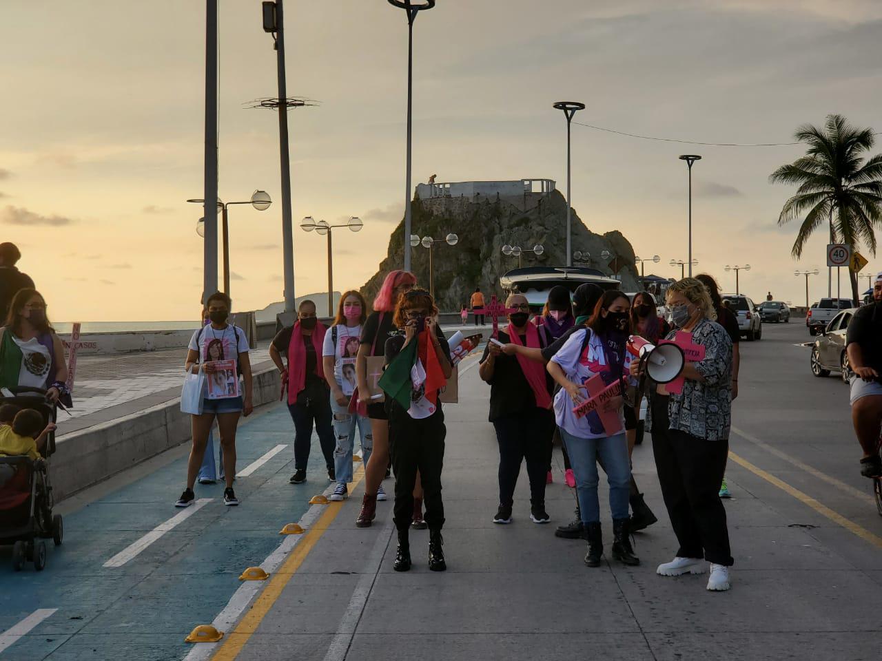 $!‘Ahorcan’ Policías municipales de Mazatlán a menor de edad en manifestación feminista