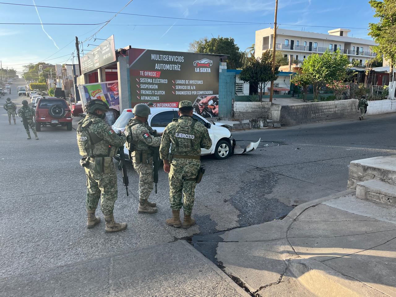 $!Presuntos civiles armados chocan un vehículo y lo dejan abandonado en la colonia Díaz Ordaz, en Culiacán