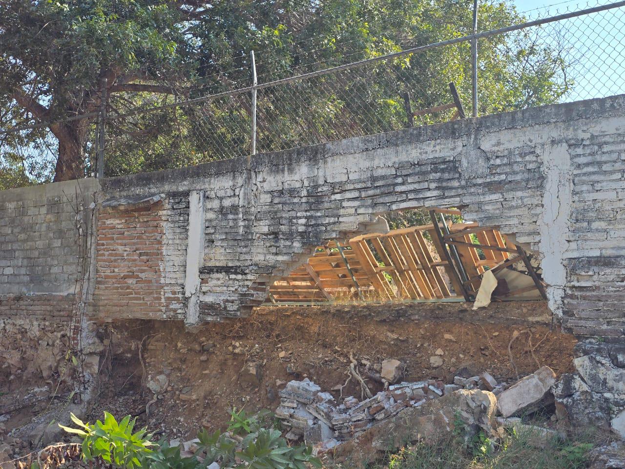 $!Directora pide ayuda para resolver derrumbe en barda perimetral en primaria de Rosario