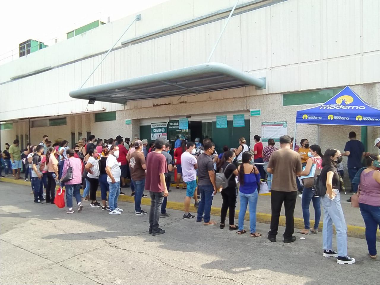 $!Llanto, personas tiradas en el suelo y bajo el sol, el drama que se vive a las afueras del IMSS Mazatlán