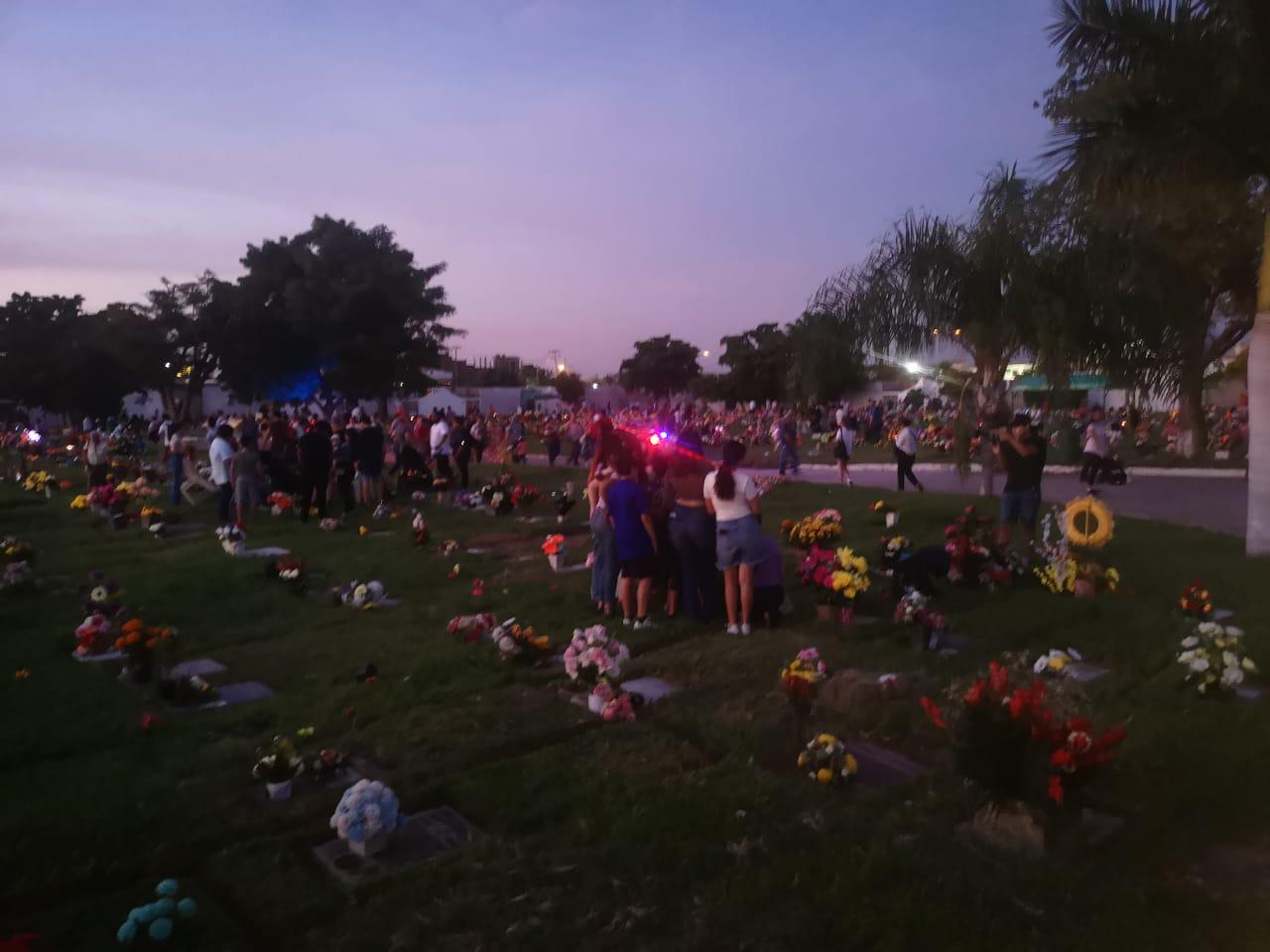 $!‘Siempre los recuerda uno’, familiares acuden a panteones de Mazatlán a pasar el día con sus seres queridos