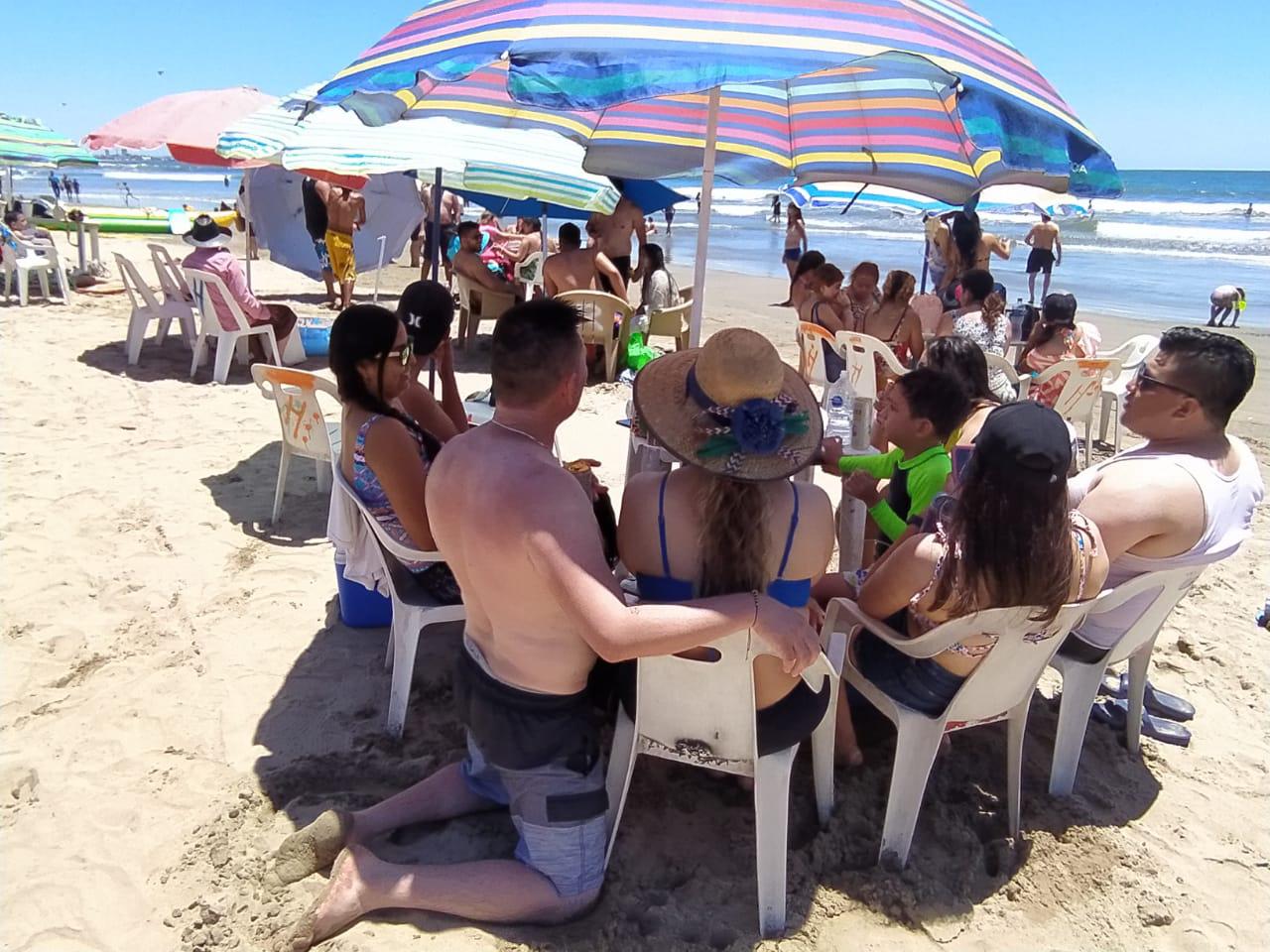 $!Más de 12 mil bañistas disfrutaron de las playas mazatlecas sábado y domingo