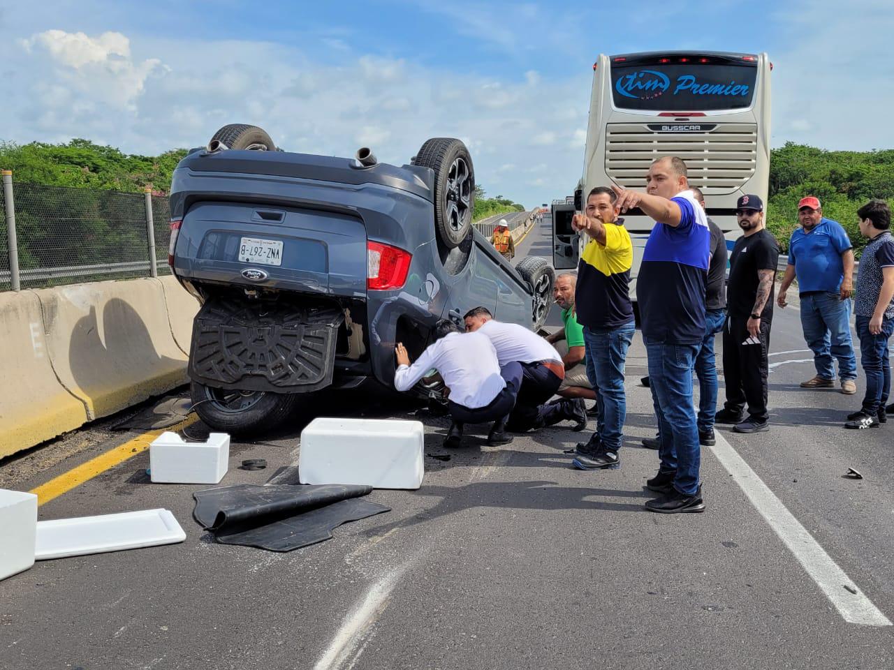 $!Camioneta vuelca en la Autopista del Pacífico, a la altura de El Recreo, Mazatlán