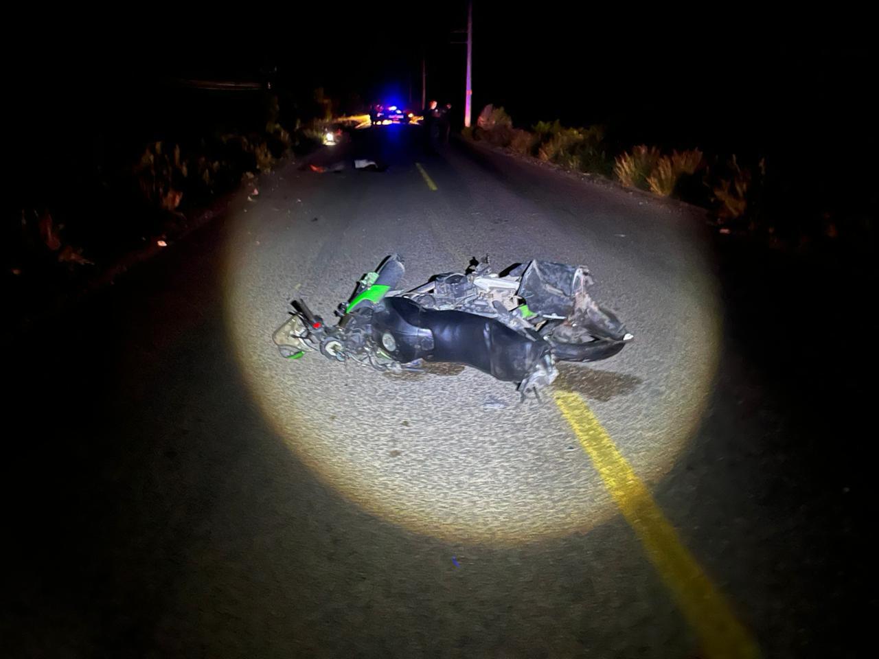 $!Muere motociclista y otro resulta lesionado al chocar contra un auto en la carretera Escuinapa-Teacapán