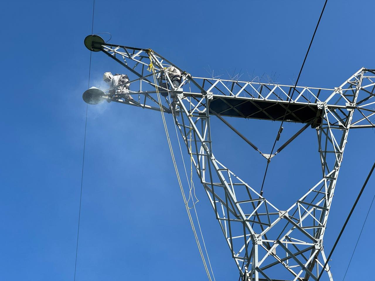 $!CFE restablece servicio en el norte de Sinaloa
