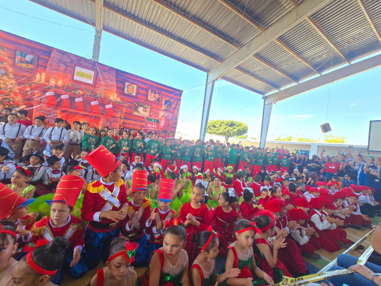 $!La escuela se llenó de alegría y espíritu navideño durante la presentación de los estudiantes.