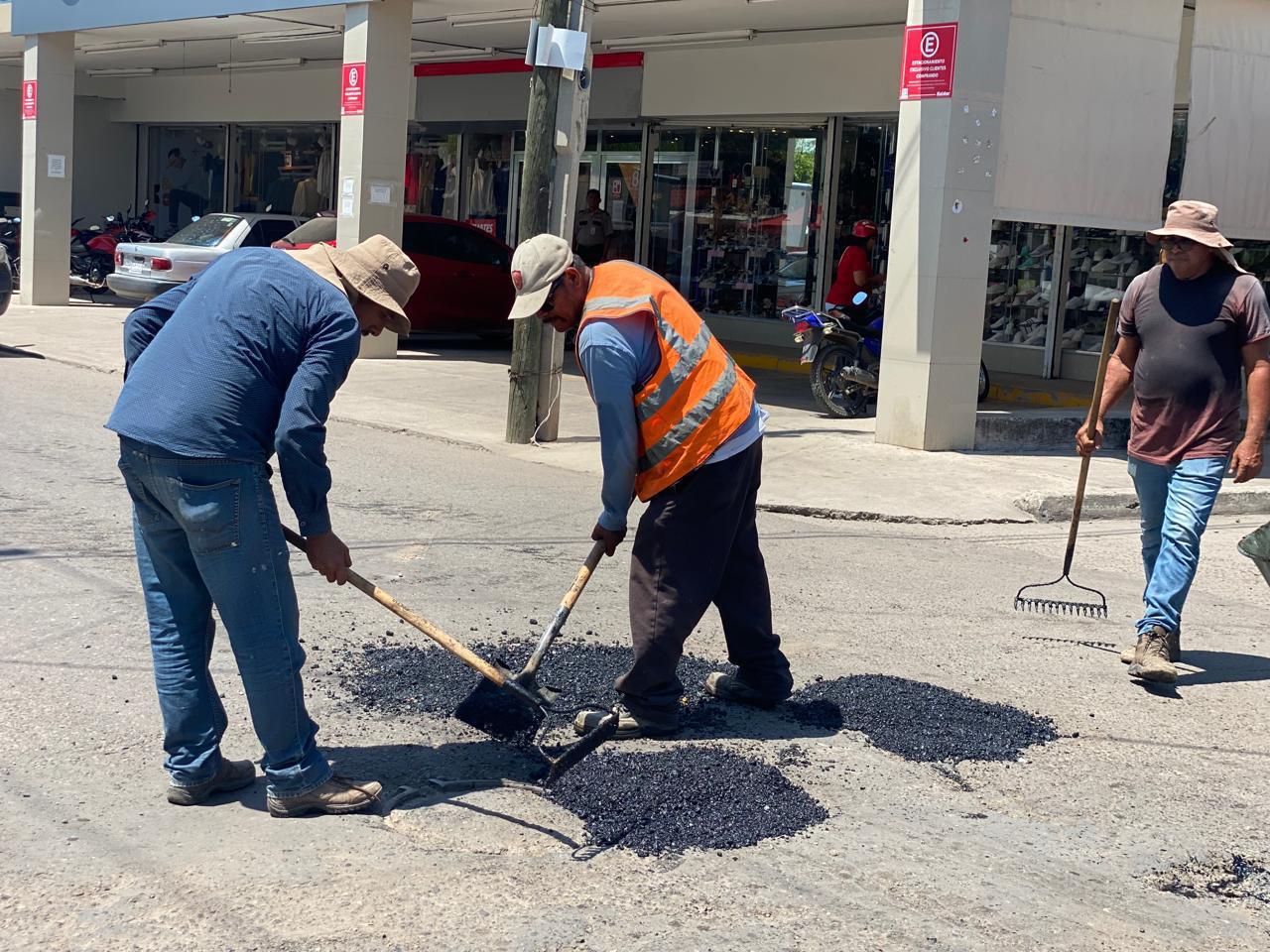 $!Reinician trabajos de bacheo en la calle Francisco Pérez, en Escuinapa