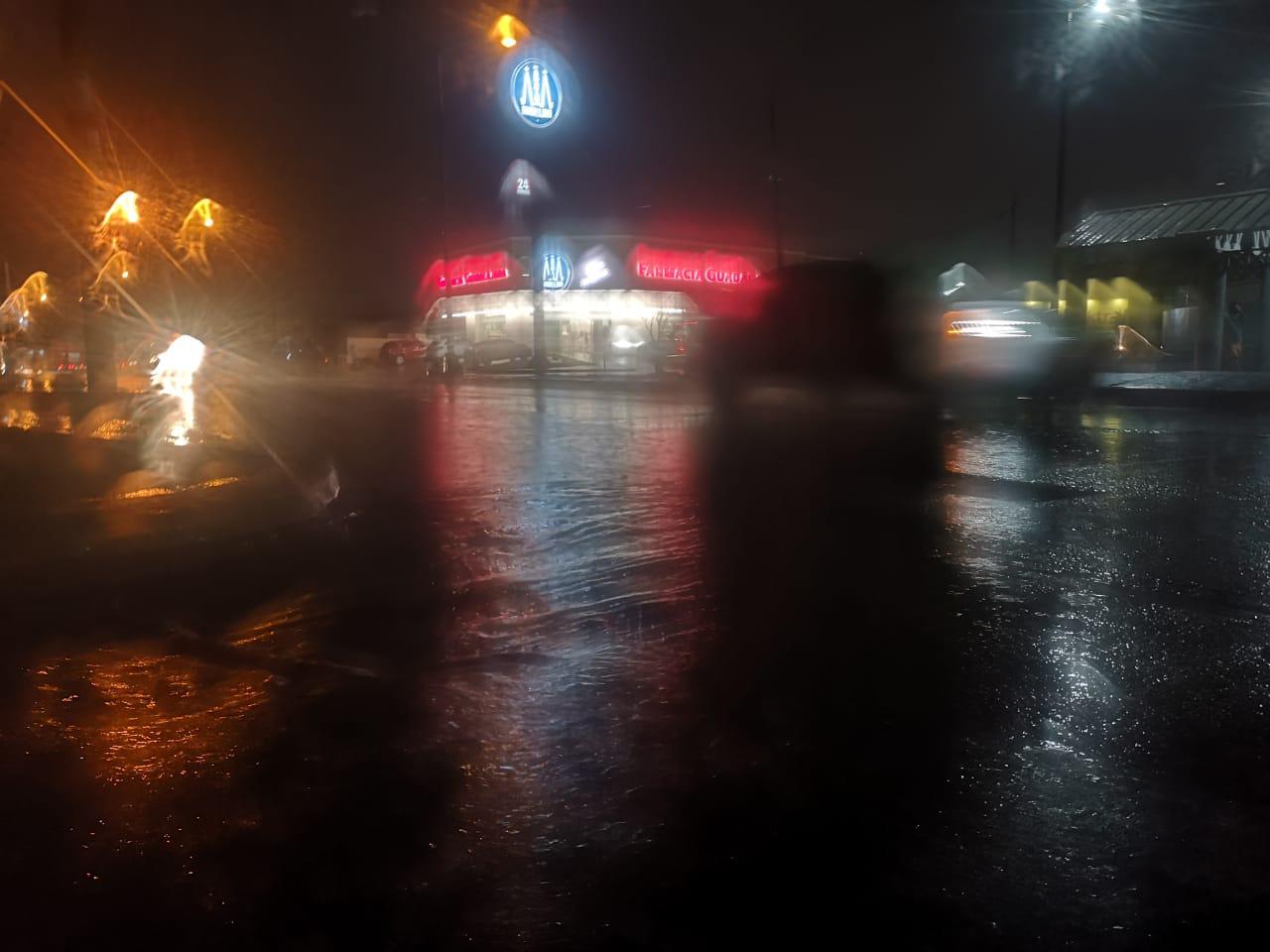 $!Fuertes lluvias y tormenta eléctrica azotan Mazatlán