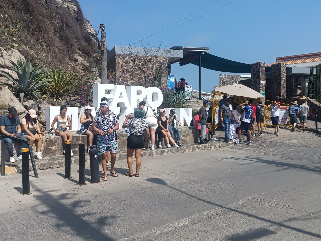 $!En Viernes Santo, miles de turistas disfrutan por la mañana del Faro de Mazatlán