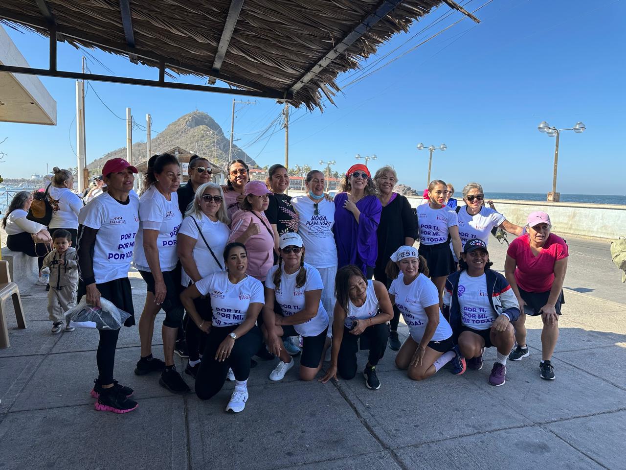 $!Conmemoran Día de la Mujer con Mega Clase en las faldas del Faro Mazatlán