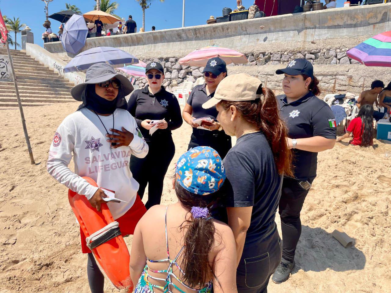 $!Refuerzan seguridad en playas de Mazatlán con módulos de orientación y pulseras para menores