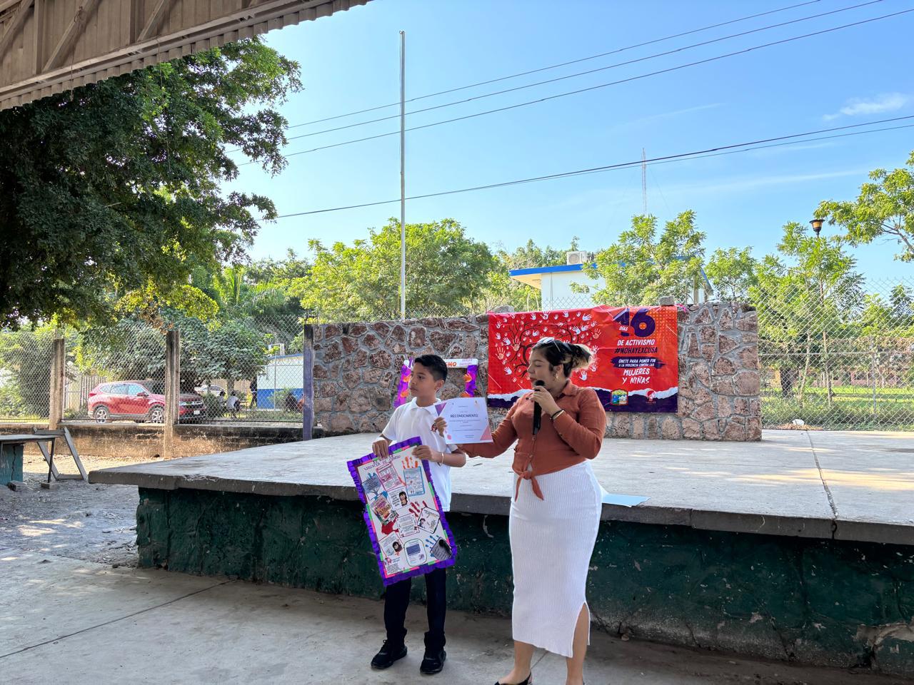 $!Conmemoran con carteles Día de la Eliminación de la Violencia contra la Mujer en Isla del Bosque, Escuinapa