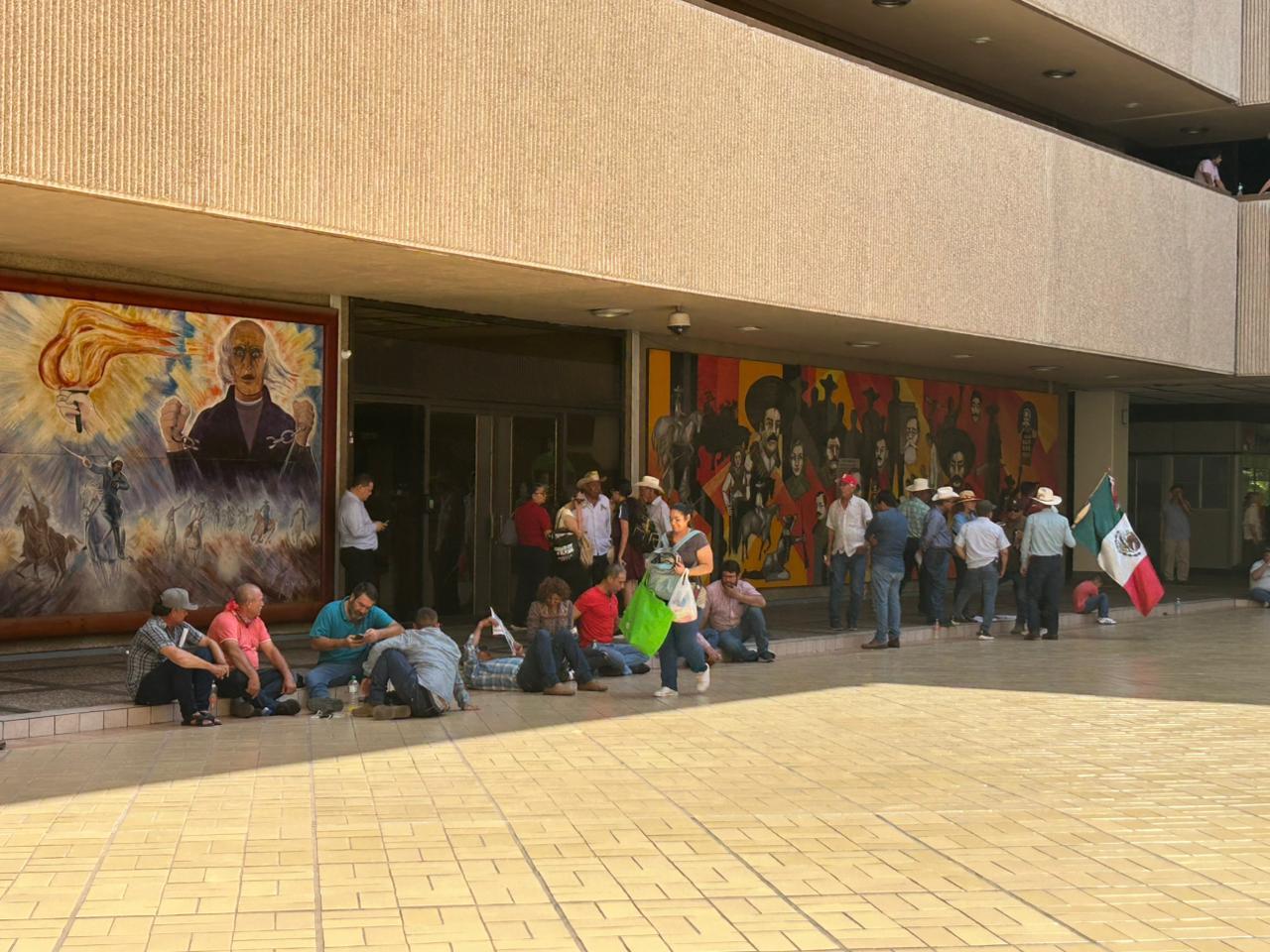 $!Agricultores mantienen plantón en el Palacio de Gobierno durante visita de secretario de SADER