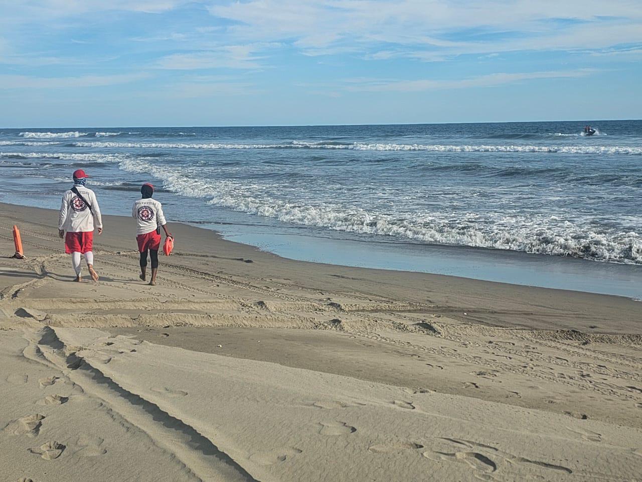 $!Desaparece menor en el mar de la Isla de la Piedra, en Mazatlán; rescatan a 10