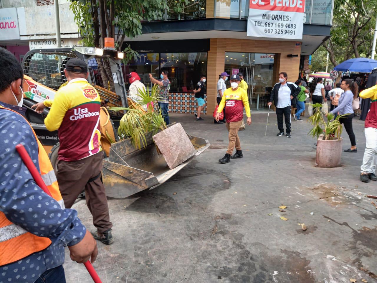 $!Abren de manera parcial la calle Ángel Flores, del Centro de Culiacán; transporte público volverá a circular