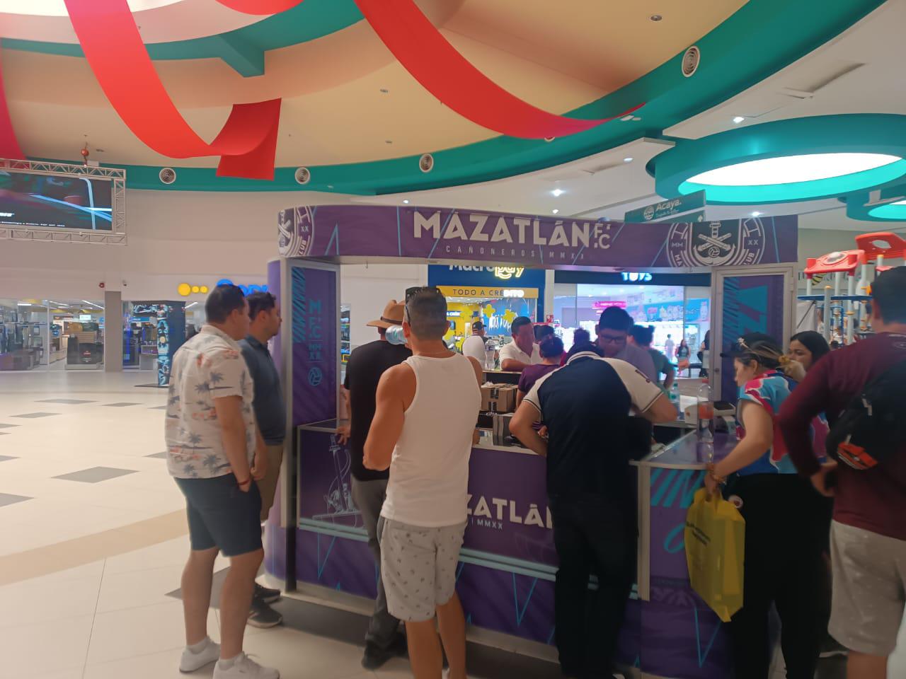 $!Afición responde: largas filas por boletos gratis para la despedida de Mazatlán FC