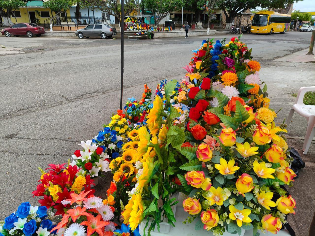 $!Reportan floristas ventas muy bajas durante celebración del Día del Padre en Rosario