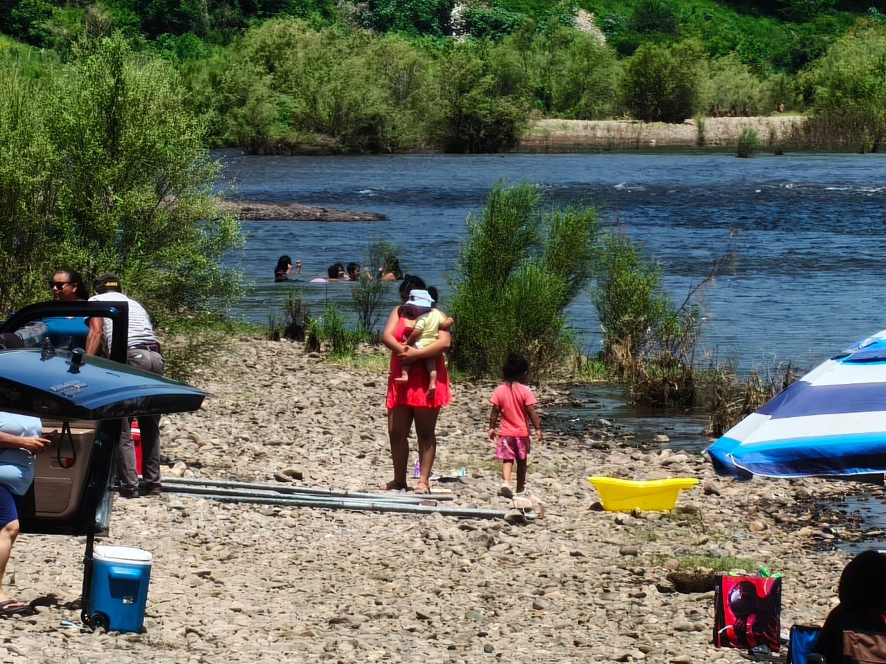 $!Apagón lleva al río Baluarte a familias de Rosario y Escuinapa para mitigar el calor