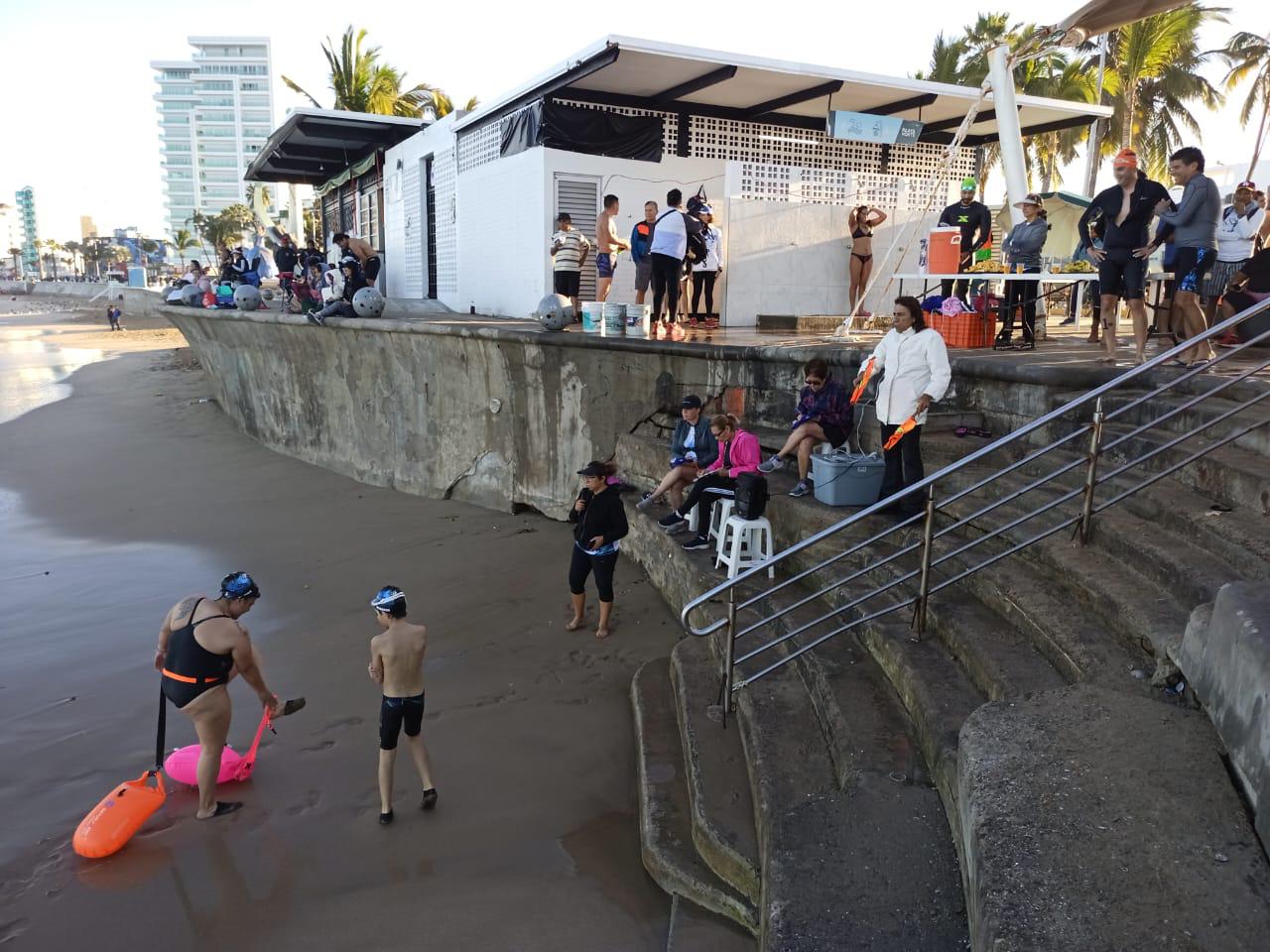 $!Tritones del País y del extranjero se sobreponen a fuerte oleaje