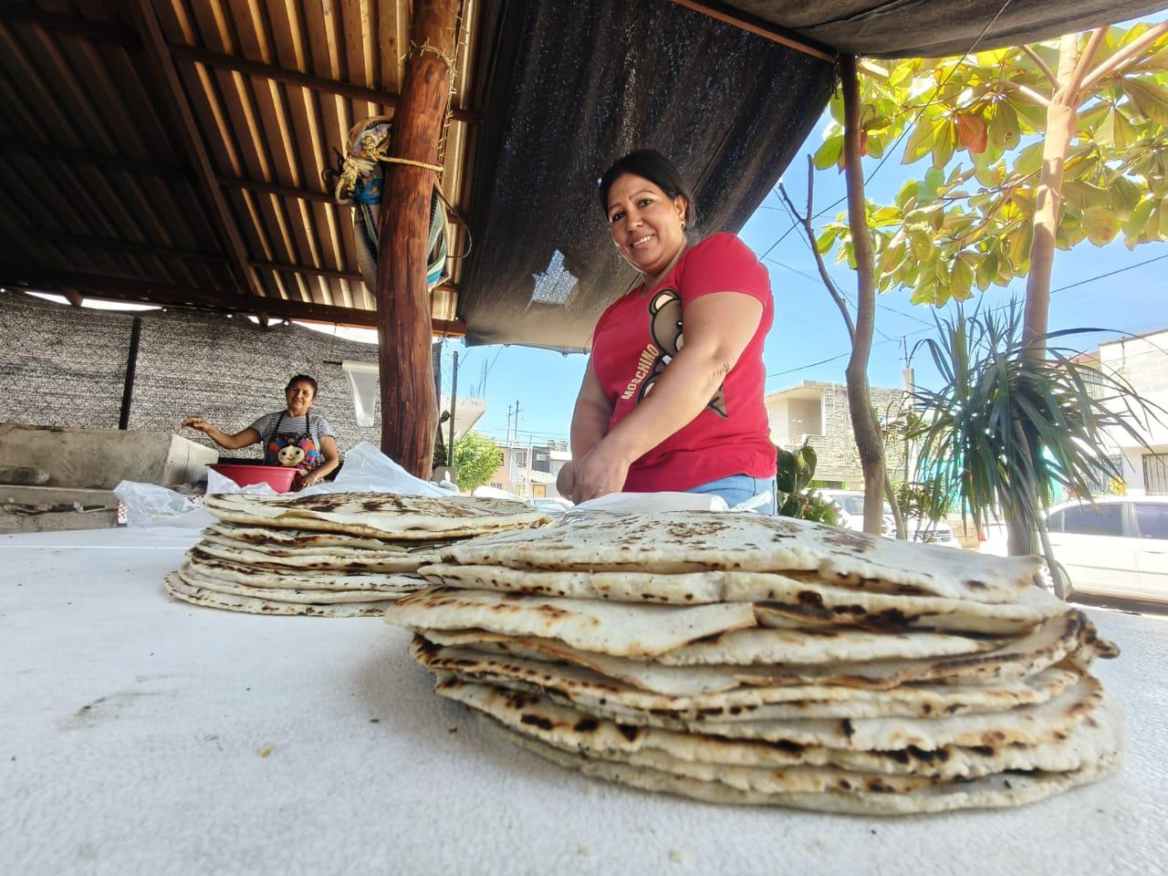 $!Verónica convirtió en oficio las enseñanzas de su madre de realizar tortillas a mano en Rosario