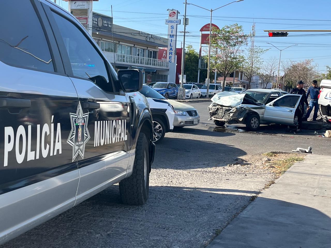 $!Choque provoca volcadura de un vehículo y deja a una mujer y un menor de edad heridos en Culiacán
