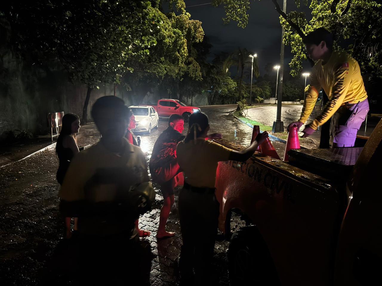 $!En Mazatlán, dejan inundaciones viales vehículos varados y familias trasladadas a sus hogares u hoteles