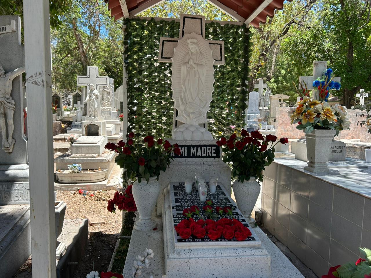 $!Entre flores y recuerdos culiacanenses celebran el 10 de mayo en los panteones