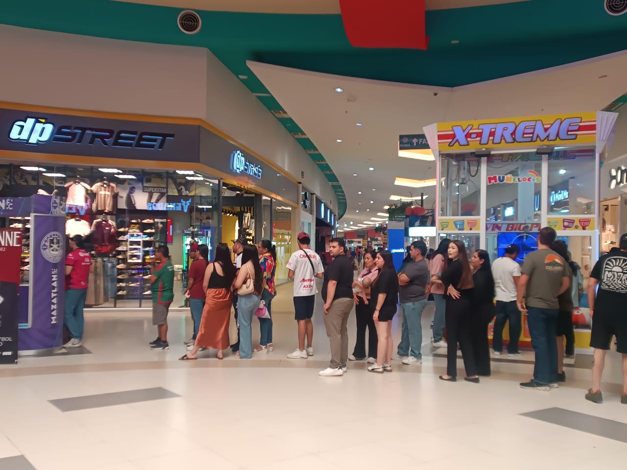 $!Afición responde: largas filas por boletos gratis para la despedida de Mazatlán FC