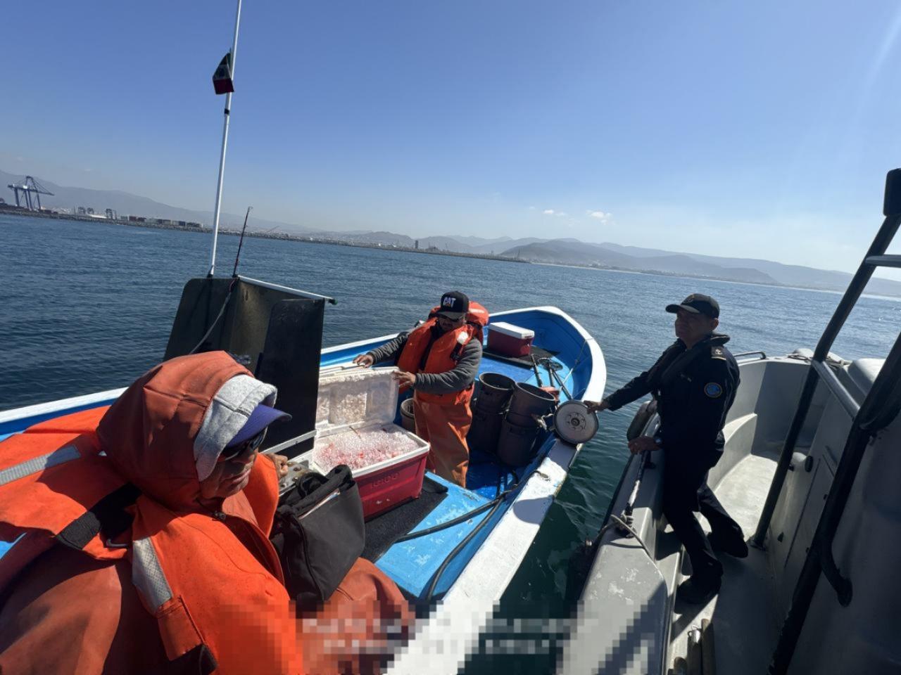 $!Marina libera aproximadamente 50 langostas rojas y asegura redes de enmalle en Ensenada, Baja California