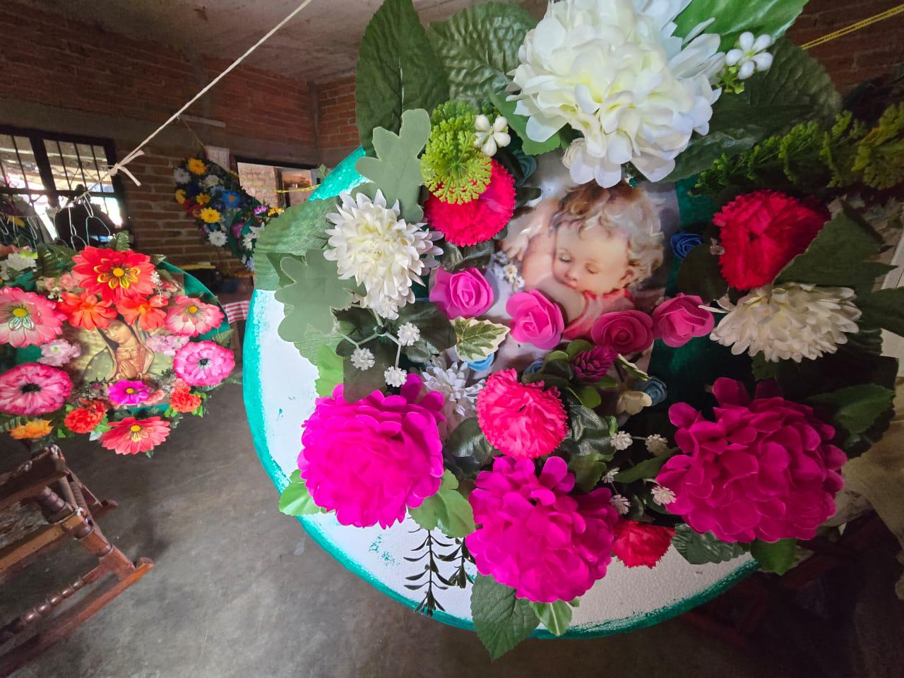 $!A pesar del dolor, no suelta la tradición: Carmen Bibriesca, más de 20 años elaborando coronas en Cacalotán