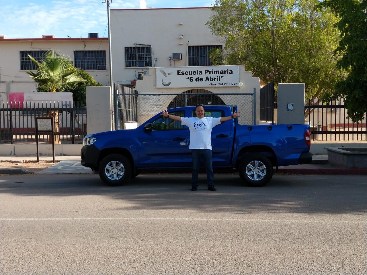 $!Christian Nodal cumple promesa y le regala camioneta a su maestro de primaria